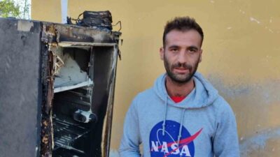 Hatay'ın Erzin ilçesinde Rukiye Acar ve oğlu Murat Yıldırım, buzdolabının