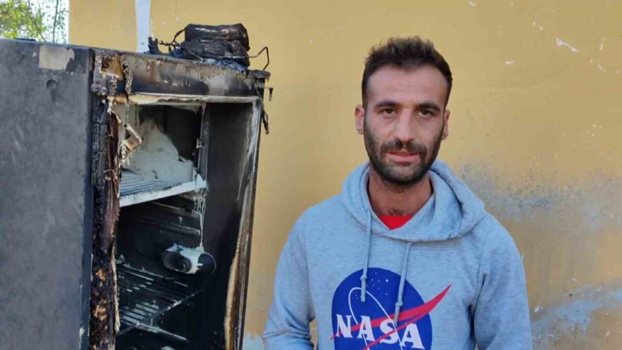 Hatay'ın Erzin ilçesinde Rukiye Acar ve oğlu Murat Yıldırım, buzdolabının