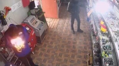 Elazığ'da bir oto elektrik dükkanında çalışan işçinin elindeki yapıştırıcı sprey