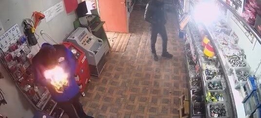 Elazığ'da bir oto elektrik dükkanında çalışan işçinin elindeki yapıştırıcı sprey