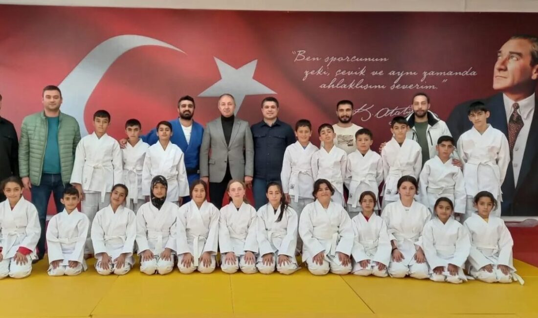 Erzurum Gençlik ve Spor İl Müdürü Levent Çakmur, tesis giriş