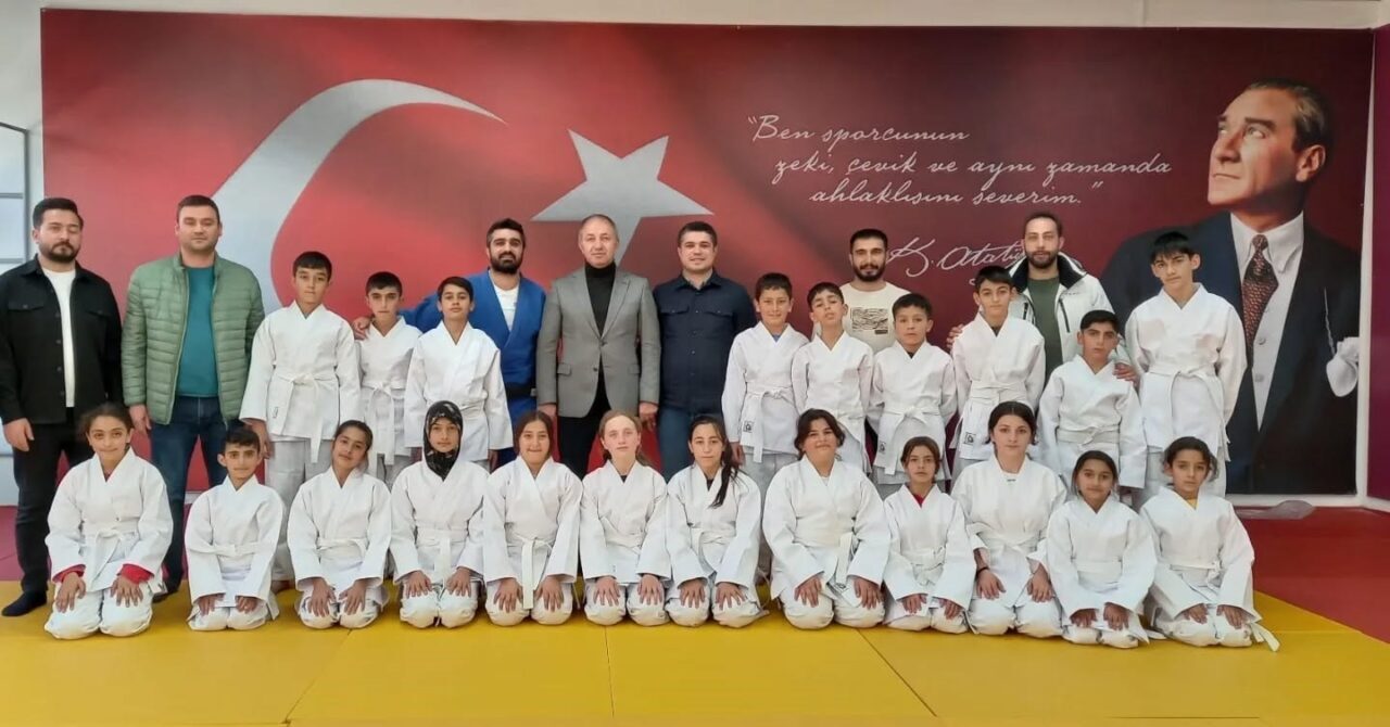 Erzurum Gençlik ve Spor İl Müdürü Levent Çakmur, tesis giriş