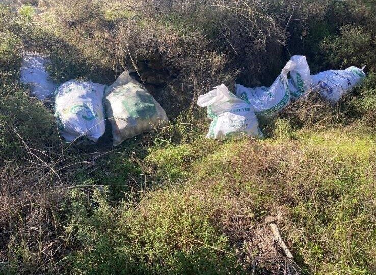 Çine’de Çalınan Çam Fıstıkları Otların Arasında Bulundu, 1 Şüpheli Gözaltına Alındı Aydın'ın Çine ilçesindeki Topçam Mahallesi'nde 10 çuval çam fıstığı çalındı.