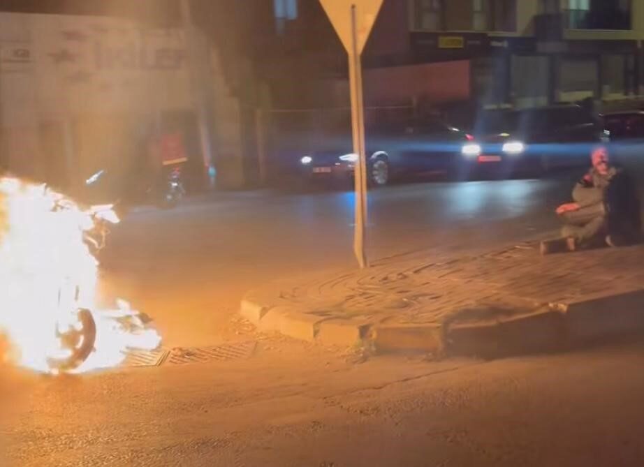 Denizli'nin Pamukkale ilçesinde, arızalanan elektrikli motosikletini çalıştıramayan sürücü, sinirlenip benzinle