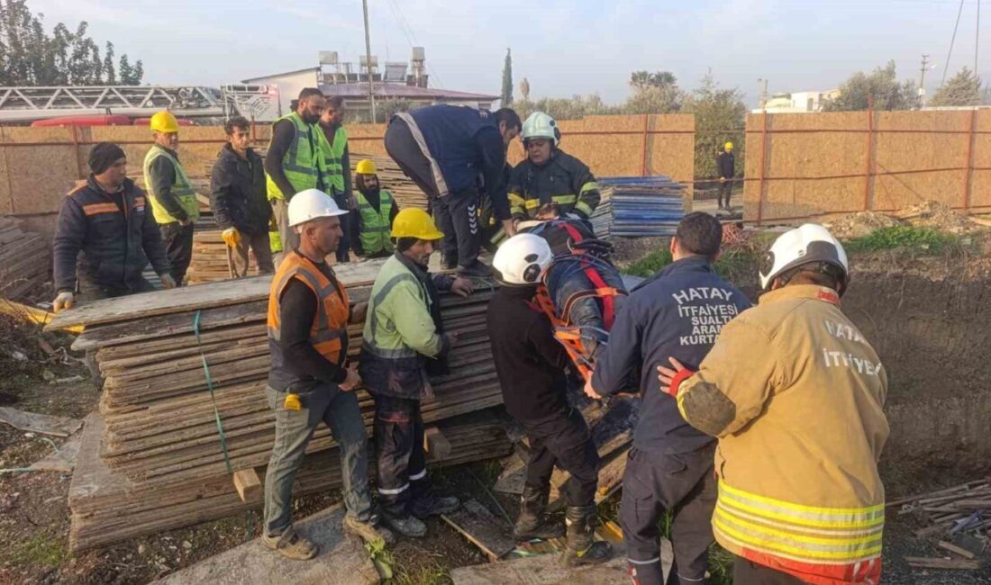 Hatay'ın Antakya ilçesinde kule vinç operatörü, çalışma sırasında rahatsızlanarak vinçte