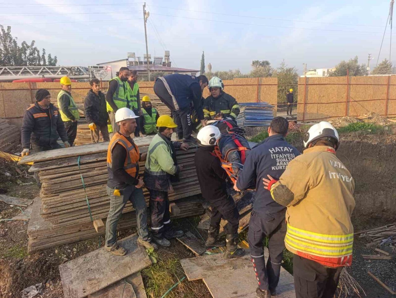 Hatay'ın Antakya ilçesinde kule vinç operatörü, çalışma sırasında rahatsızlanarak vinçte