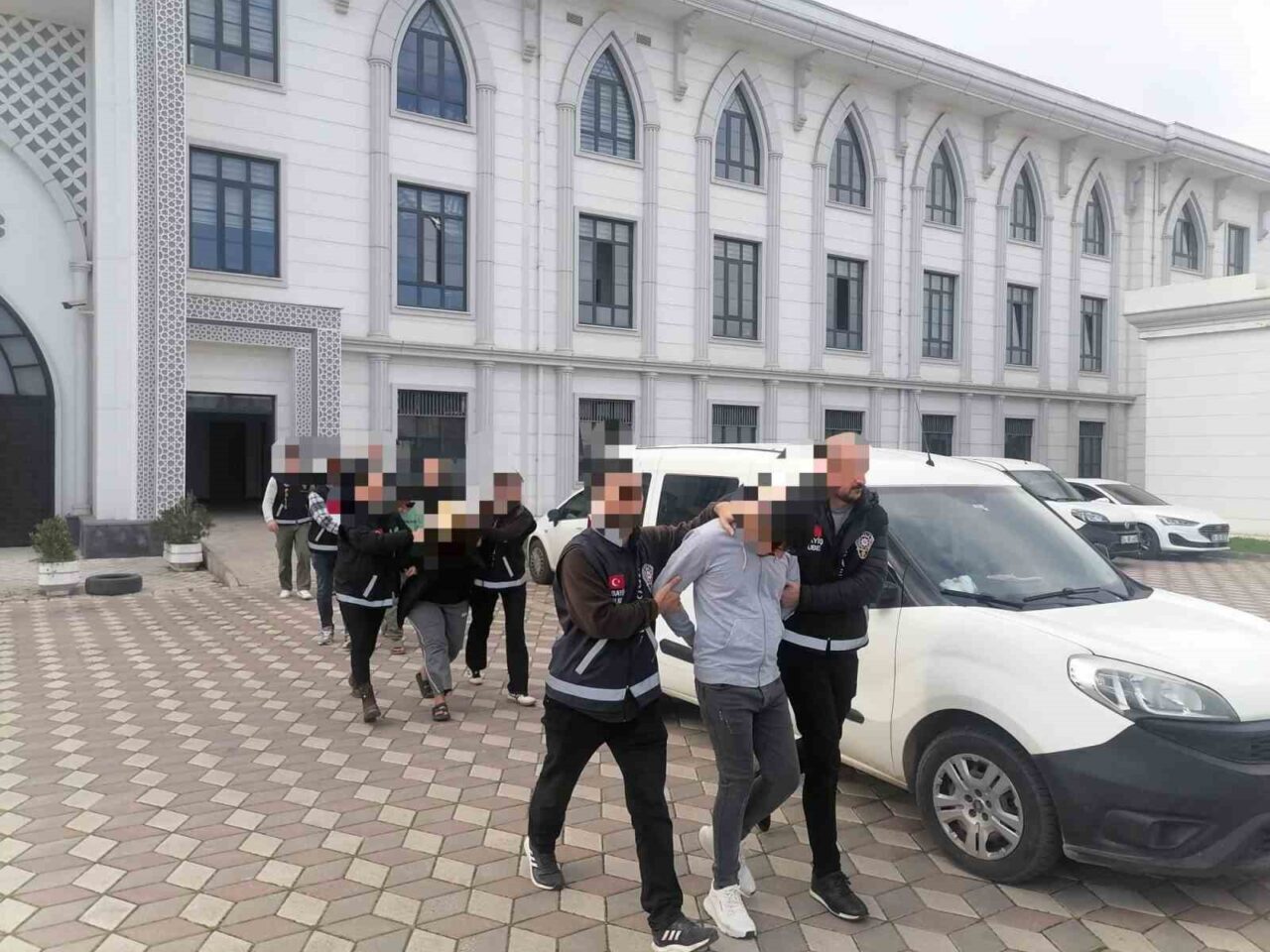 Kartepe’de Bıçaklı Kavga: 4 Çalışan Tutuklandı, 1 Kişi Hayatını Kaybetti