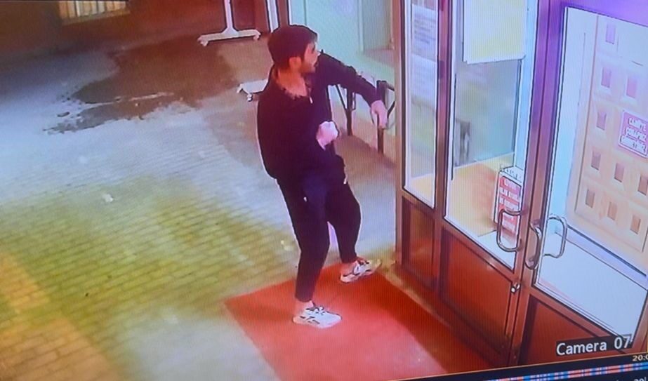 Eskişehir’deki camiye saldıran kişi güvenlik kameralarına böyle yansıdı, cemaat isyan etti. Eskişehir’deki Dekovil Camii, kimliği belirsiz bir kişi tarafından camlarının yumruklanmasıyla