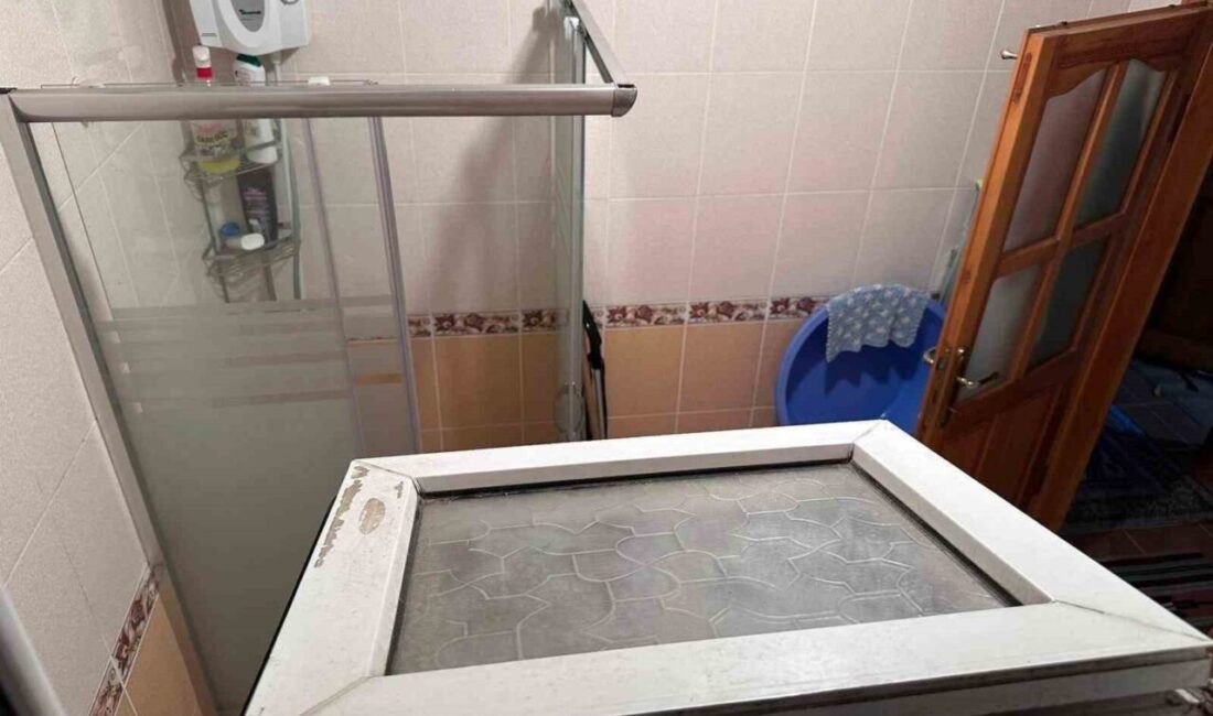 Trabzon'un Beşikdüzü ilçesinde 70 yaşındaki Ayşe K., gece saatlerinde evinde