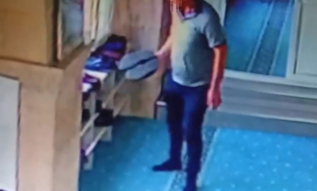 Adana'nın Yüreğir ilçesindeki Zekiye Düşmez Hal Camii'nde bir şahıs, ayakkabılığı