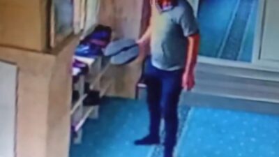 Adana'nın Yüreğir ilçesindeki Zekiye Düşmez Hal Camii'nde bir şahıs, ayakkabılığı