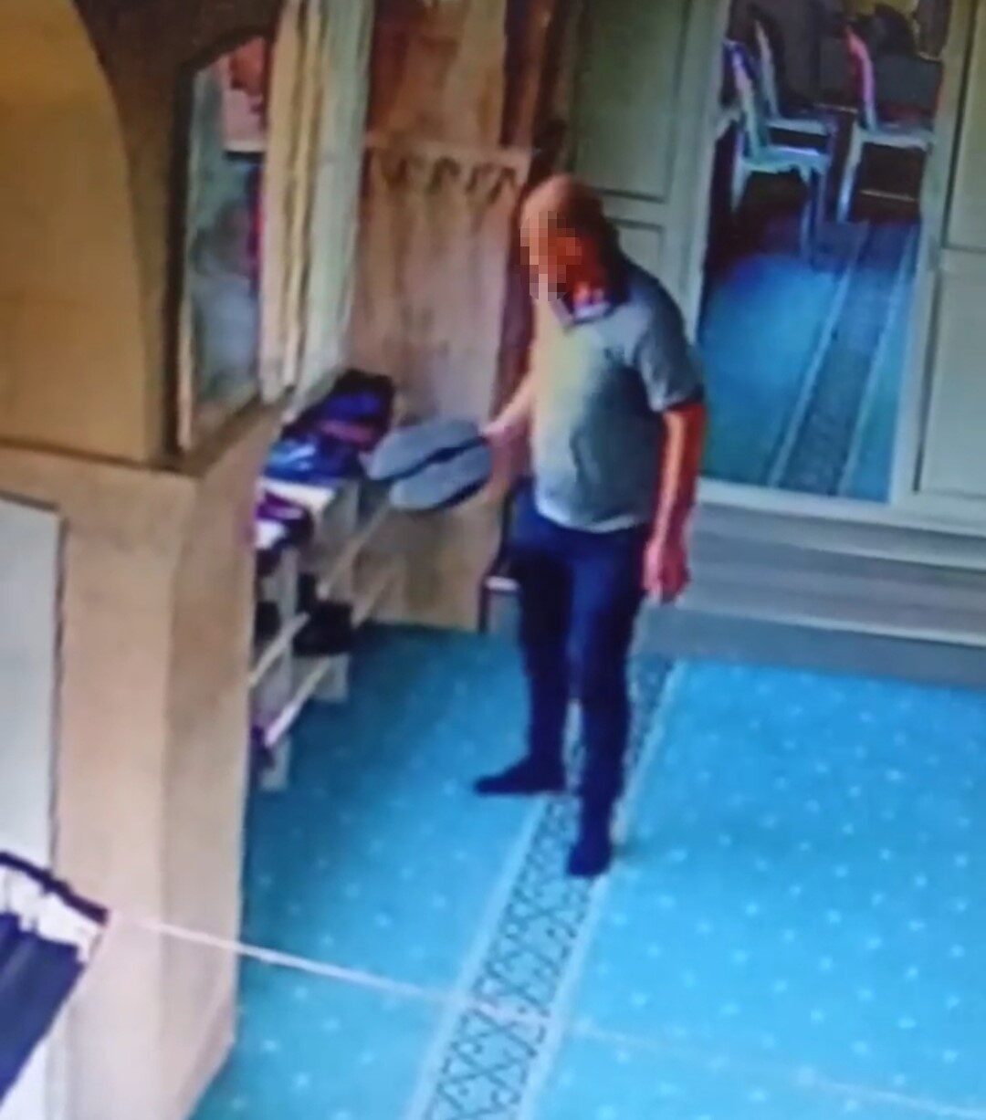 Adana’da Cami Ayakkabılığında Hırsızlık Olayı: Şüpheli Kaçtı