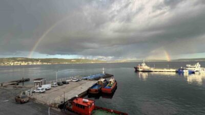 Çanakkale Boğazı, sabah saatlerinde beliren çifte gökkuşağıyla görsel bir şölen