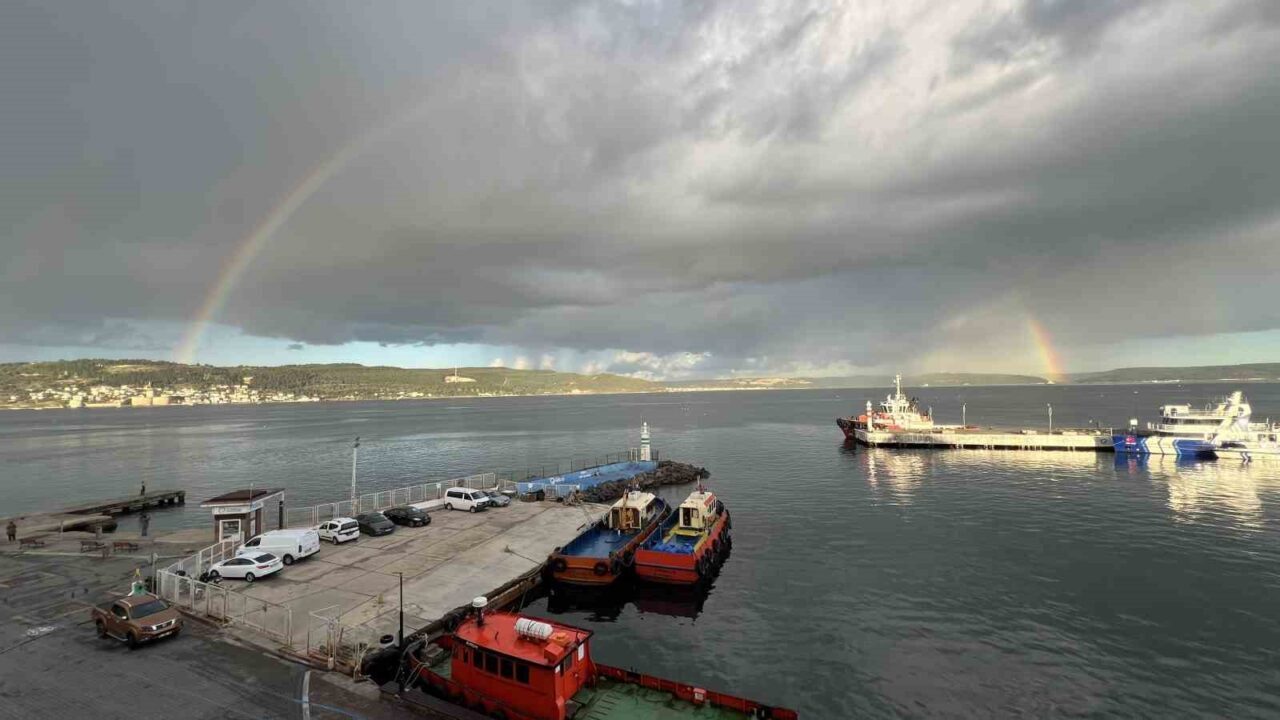 Çanakkale Boğazı, sabah saatlerinde beliren çifte gökkuşağıyla görsel bir şölen