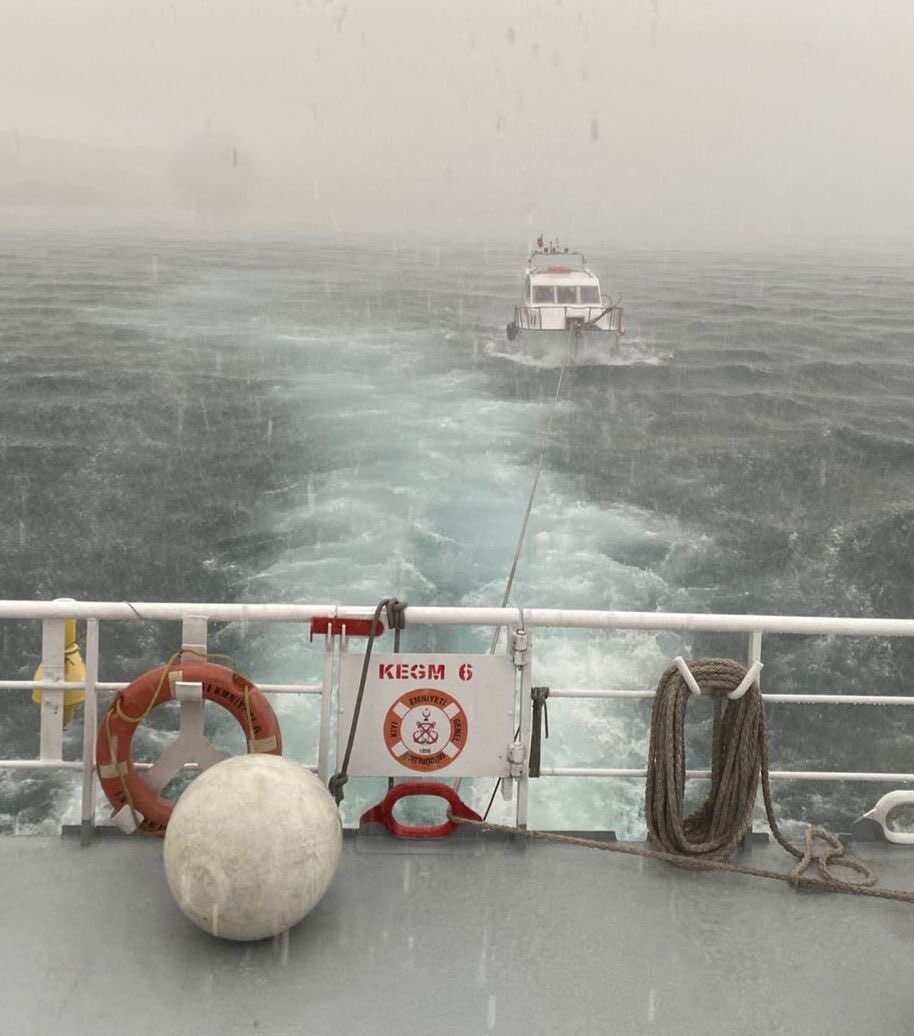 Çanakkale Boğazı'nda makine arızası nedeniyle sürüklenen 4 metrelik tekne, içinde