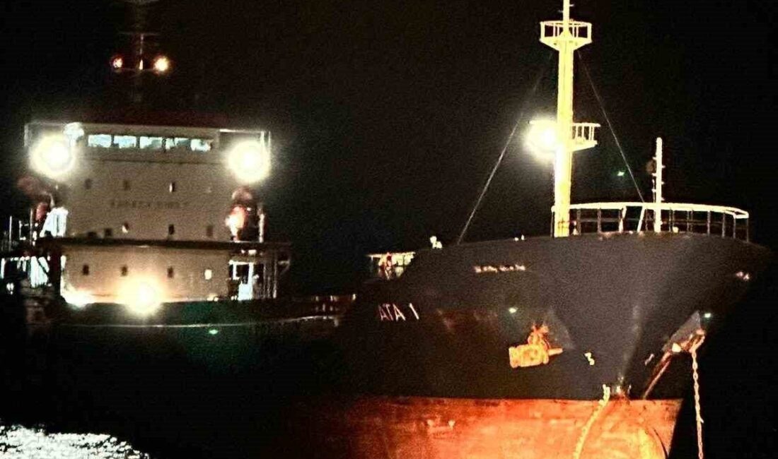 Çanakkale Boğazı'nda makine arızası yaşayan 119 metre uzunluğundaki 'ATA1' kuru