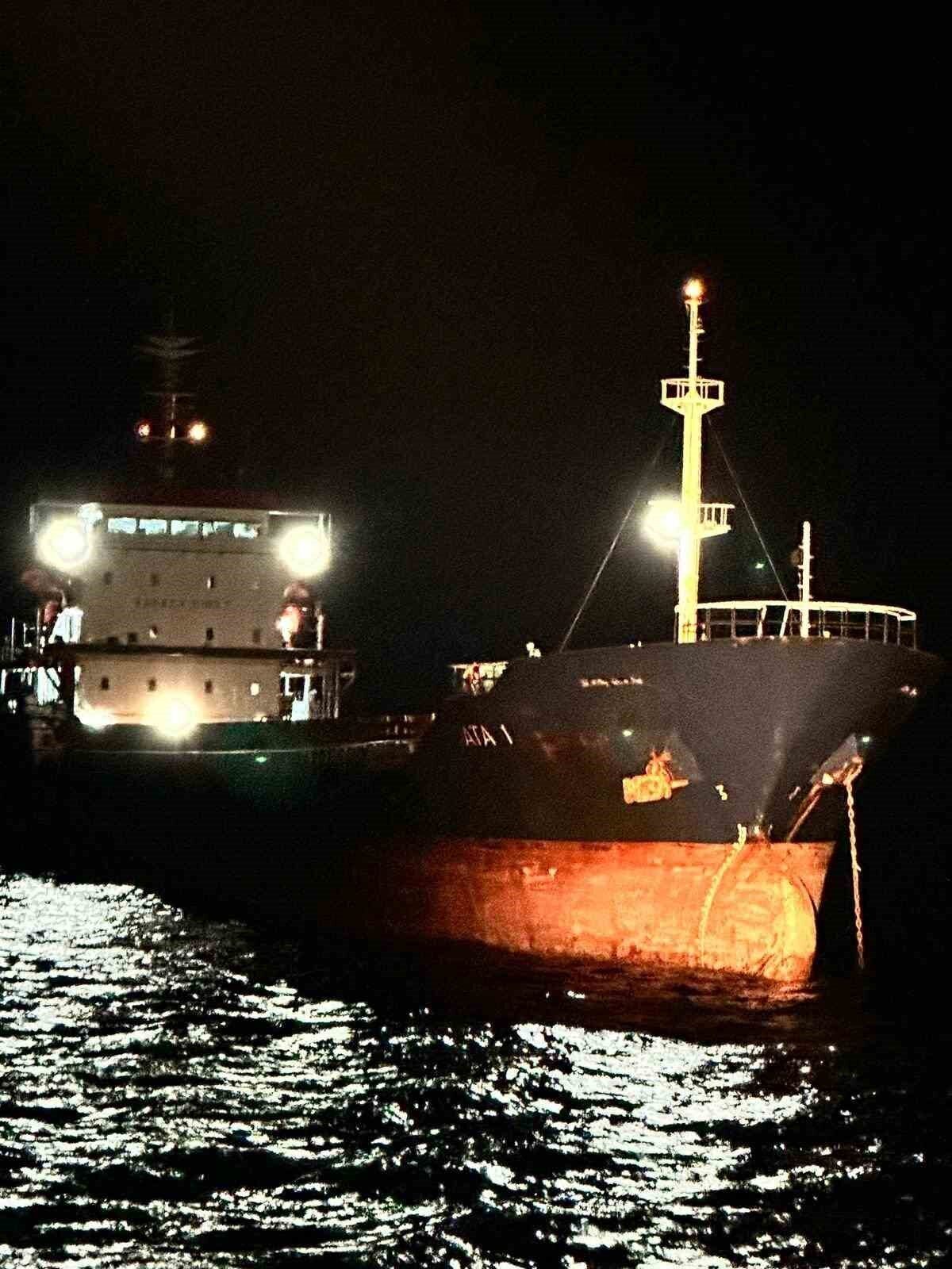 Çanakkale Boğazı'nda makine arızası yaşayan 119 metre uzunluğundaki 'ATA1' kuru