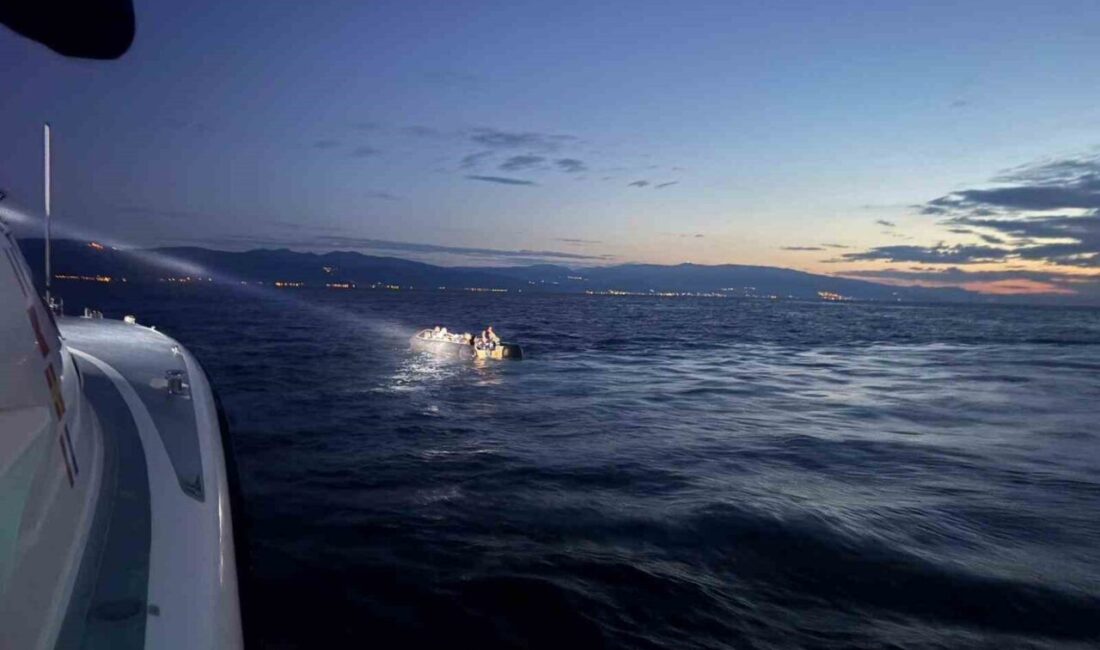 Ayvacık açıklarında Sahil Güvenlik, 24 kaçak göçmeni lastik bot içerisinde ele geçirdi. Çanakkale'nin Ayvacık ilçesi açıklarında Sahil Güvenlik Komutanlığı ekipleri tarafından tespit
