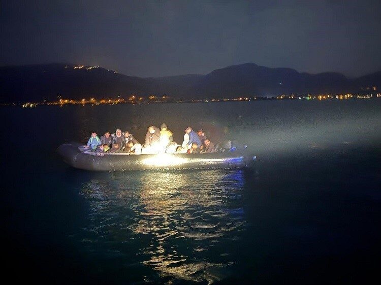 Çanakkale'nin Ayvacık ilçesi açıklarında, Sahil Güvenlik Komutanlığı lasit bot içerisindeki