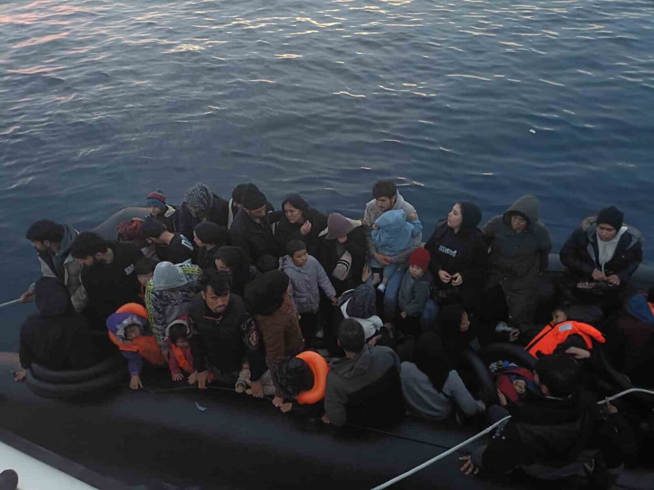 Çanakkale'nin Ayvacık ilçesi açıklarında, 2 Kasım sabahı Sahil Güvenlik ekipleri,