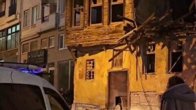 Çanakkale'nin Gelibolu ilçesinde yoğun sağanak yağış sonucunda Camikebir Mahallesi'nde bir