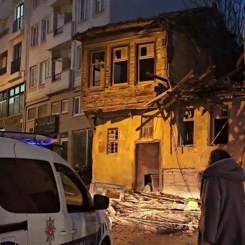 Çanakkale'nin Gelibolu ilçesinde yoğun sağanak yağış sonucunda Camikebir Mahallesi'nde bir