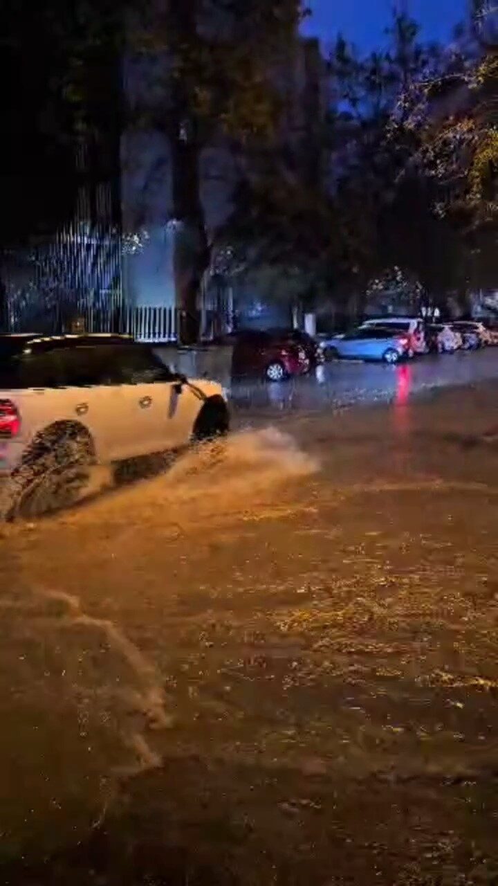 Çanakkale'de etkili olan yoğun yağışlar, kent merkezindeki birçok cadde ve