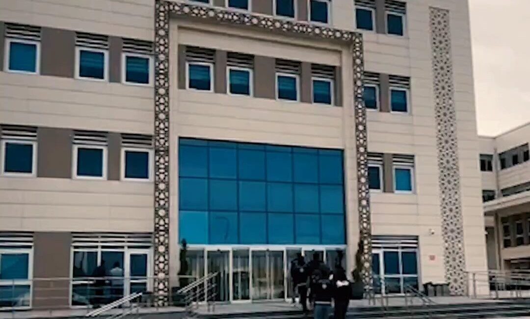 Çanakkale'de düzenlenen operasyonda, emniyet güçleri 26 kaçak göçmeni yakaladı ve