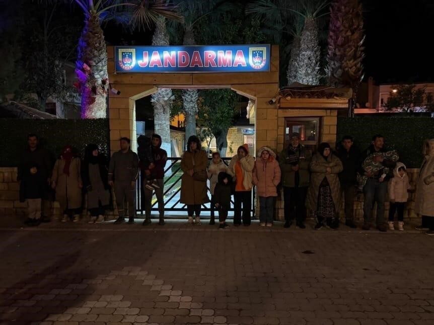 Çanakkale’de Jandarma Ekipleri Göçmen Kaçakçılığına Yönelik Operasyonda 6 Organizator ve 105 Kaçak Göçmen Yakalandı Çanakkale'de jandarma, insan kaçakçılığına karşı düzenlenen operasyonlarda 6 organizatör ile