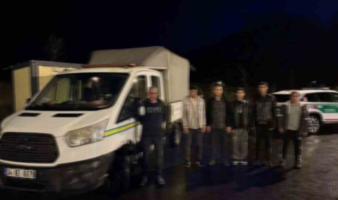 Çanakkale’deki Jandarma Operasyonlarında 6 Göçmen Kaçakçılığı Organizasyonu Ortaya Çıkarıldı, 56 Kaçak Göçmen Yakalandı Çanakkale'de düzenlenen operasyonda jandarma, 6 göçmen kaçakçısını yakaladı. 7-13 Kasım