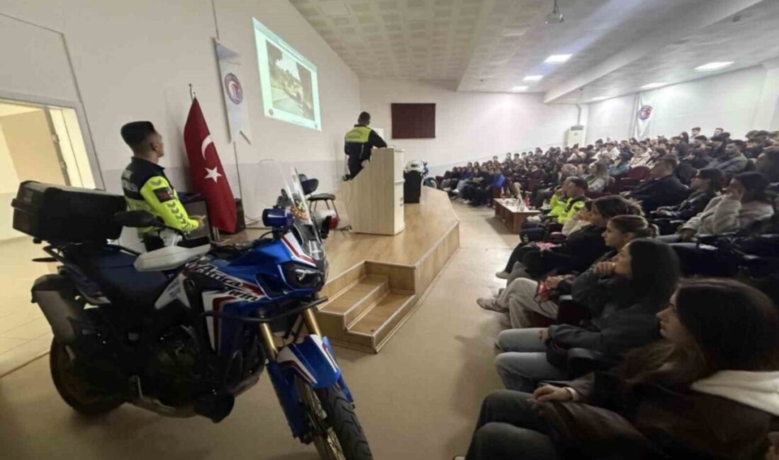 Ezine’de Jandarma’dan Motosiklet Sürücülerine Güvenlik Eğitimi Verildi Ezine'de, Çanakkale İl Jandarma Komutanlığı ve Ezine İlçe Jandarma Komutanlığı'nın