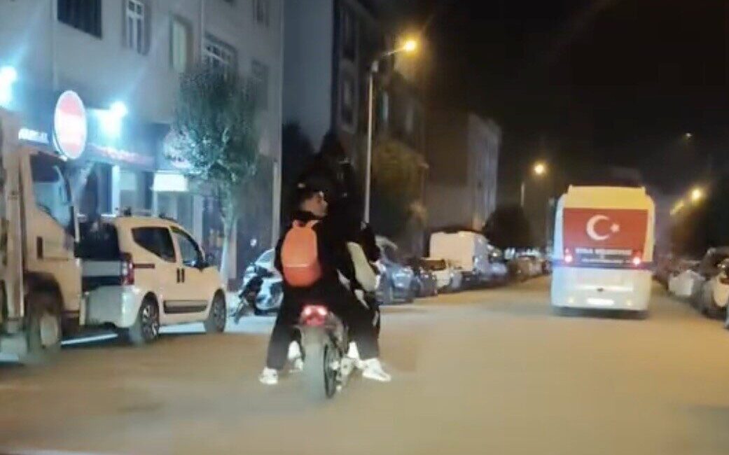 Çanakkale'nin Biga ilçesinde, bir motosikletin üzerinde 5 genç tehlikeli bir