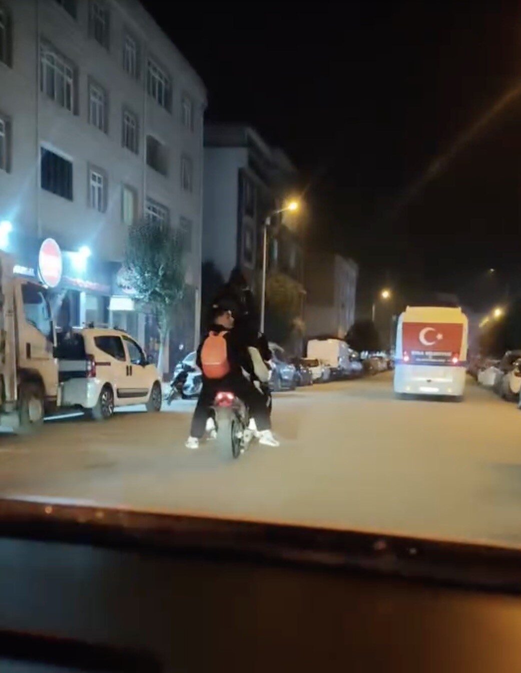 Çanakkale'nin Biga ilçesinde, bir motosikletin üzerinde 5 genç tehlikeli bir