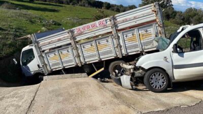 Çanakkale'nin Ayvacık ilçesinde ticari araç ile kamyonetin çarpışması sonucu 5