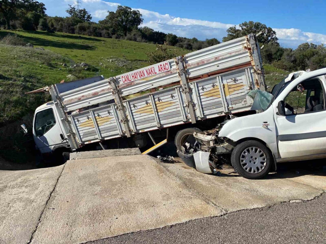 Çanakkale’de Ticari Araç ile Kamyonet Çarpıştı: 5 Yaralı, 2’si Ağır