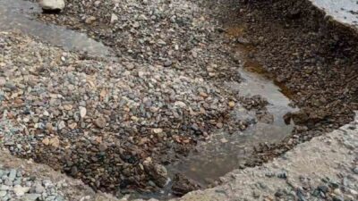 Çanakkale'nin Ayvacık ilçesinde süregelen şiddetli yağışlar, Kadırga Koyu sahil yolunun