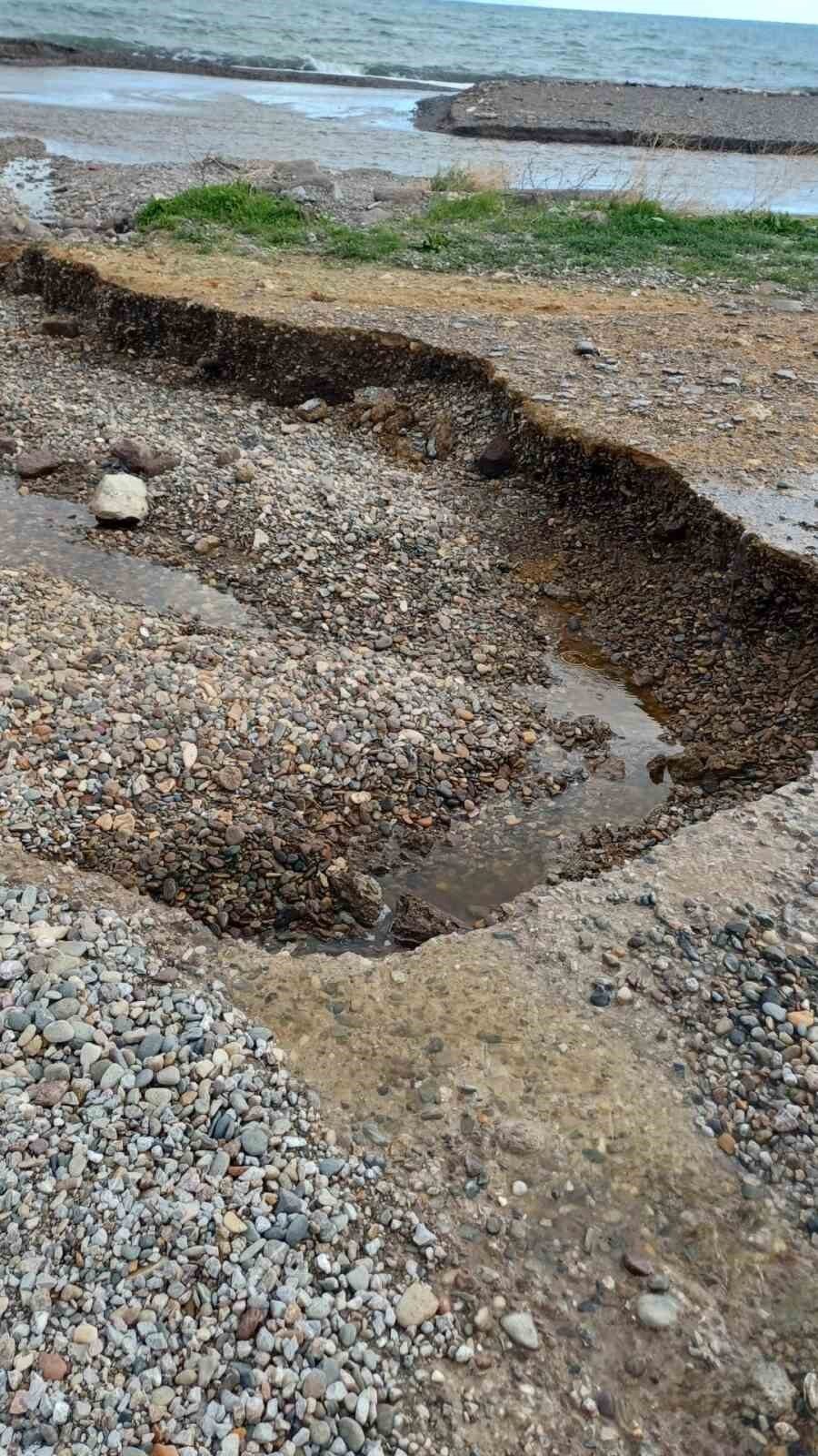 Çanakkale'nin Ayvacık ilçesinde süregelen şiddetli yağışlar, Kadırga Koyu sahil yolunun