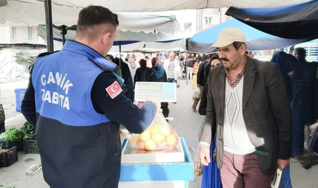 Canik Belediyesi, ilçedeki semt pazarlarında sürekli denetimlerini sürdürüyor. Zabıta ekipleri,