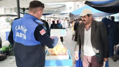 Canik Belediyesi, ilçedeki semt pazarlarında sürekli denetimlerini sürdürüyor. Zabıta ekipleri,