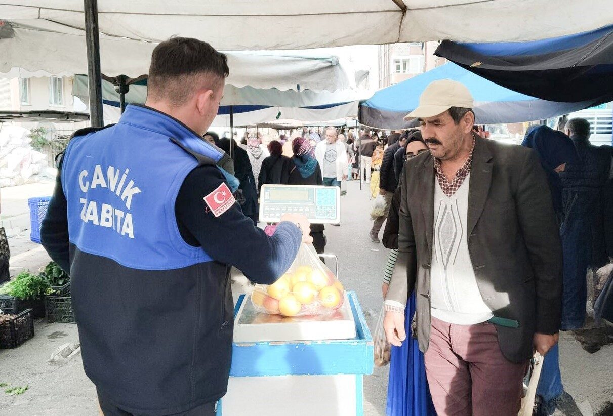 Canik Belediyesi, ilçedeki semt pazarlarında sürekli denetimlerini sürdürüyor. Zabıta ekipleri,