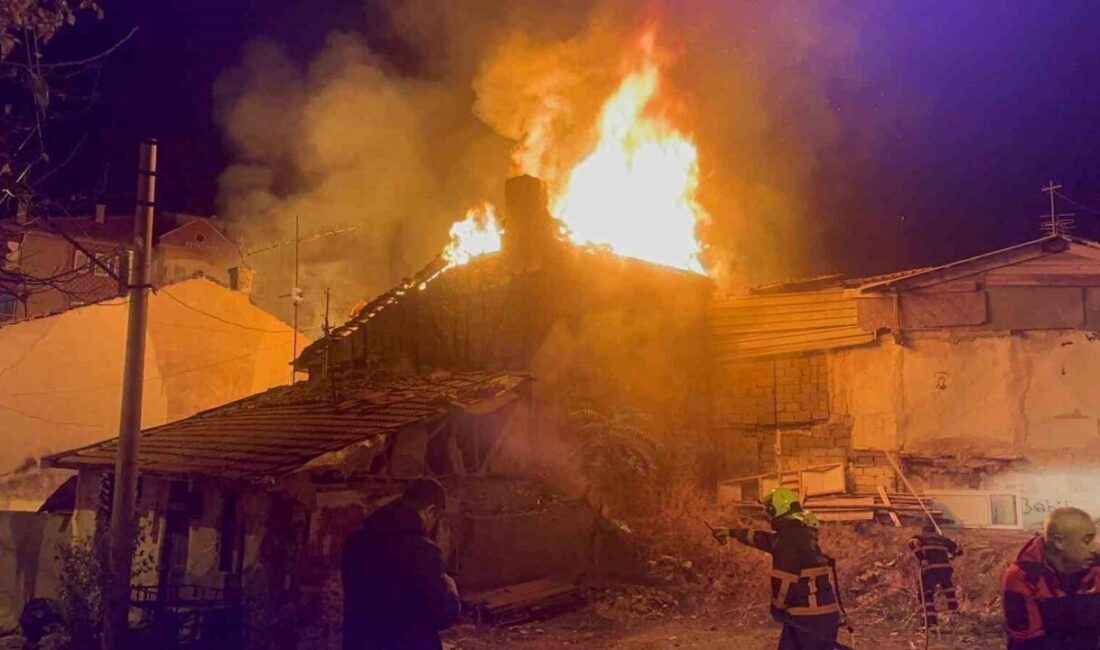 Çankırı'nın İncili Çeşme Mahallesi'nde meydana gelen yangında iki ev alevler