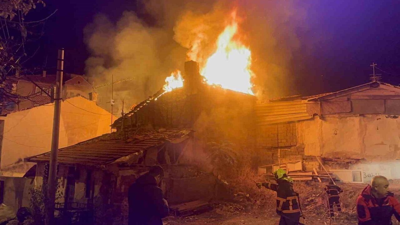 Çankırı'nın İncili Çeşme Mahallesi'nde meydana gelen yangında iki ev alevler