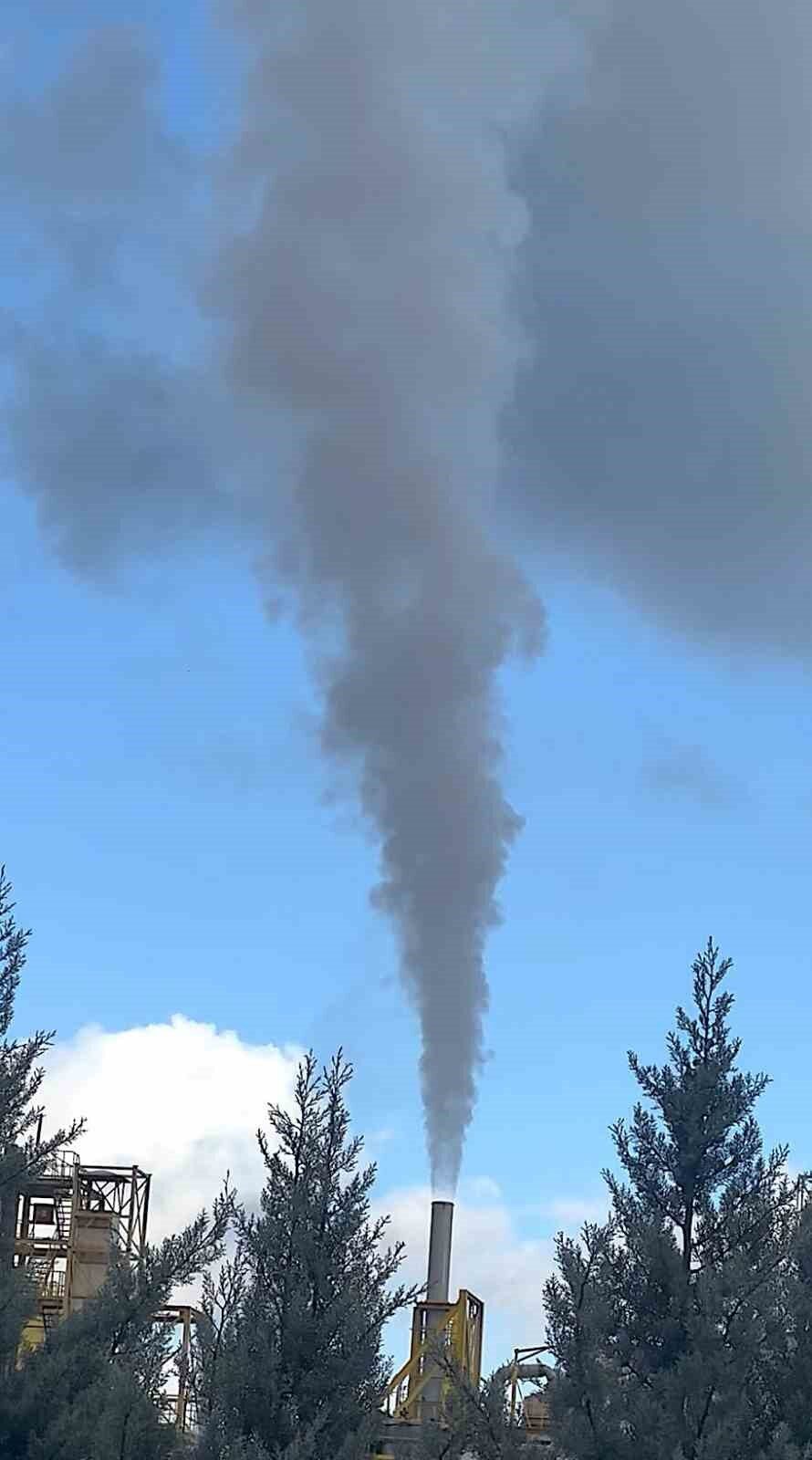 Cargill'in Bursa'daki fabrikasından yükselen yoğun duman, gökyüzünü griye boyadı ve