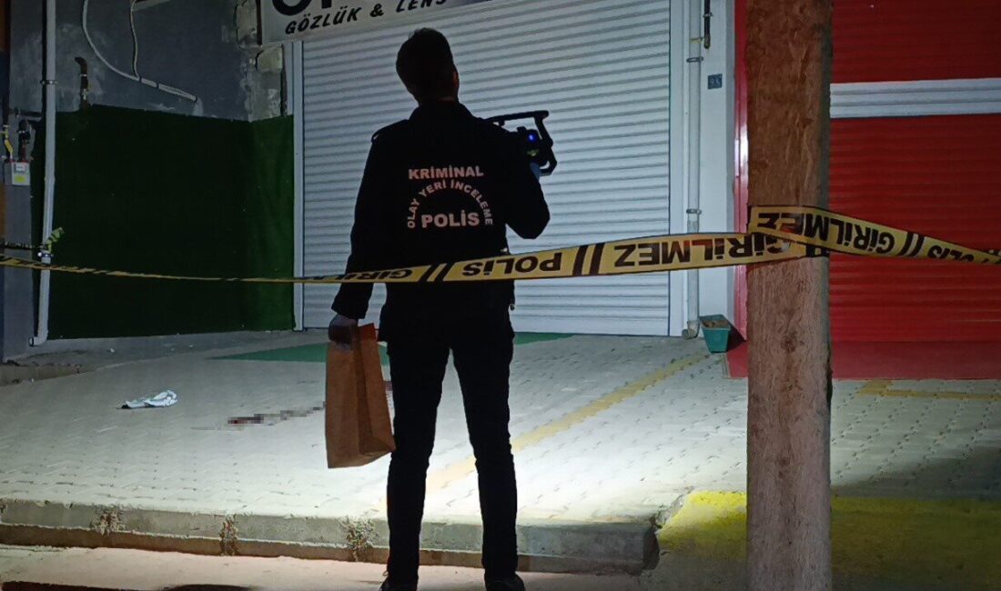 Kahramanmaraş’ta 15 Yaşındaki Genç Çatıdan Düşerek Yaralandı Kahramanmaraş'ta 15 yaşındaki A.B., Yörükselim Mahallesi'ndeki 3 katlı evin çatısından