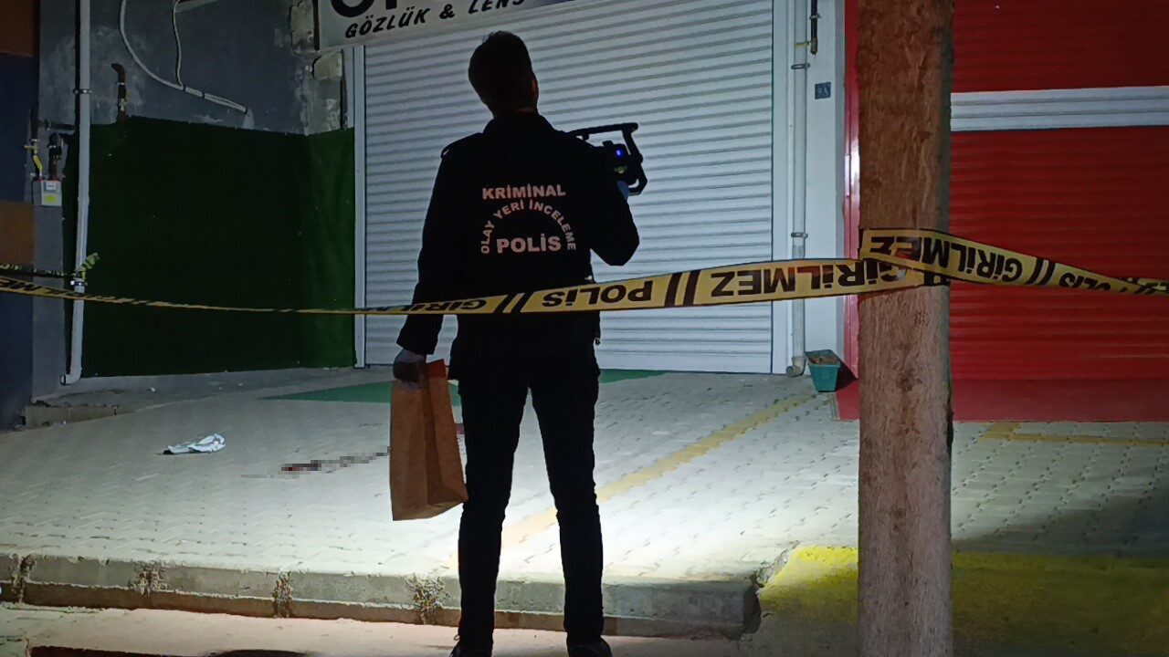 Kahramanmaraş'ta 15 yaşındaki A.B., Yörükselim Mahallesi'ndeki 3 katlı evin çatısından