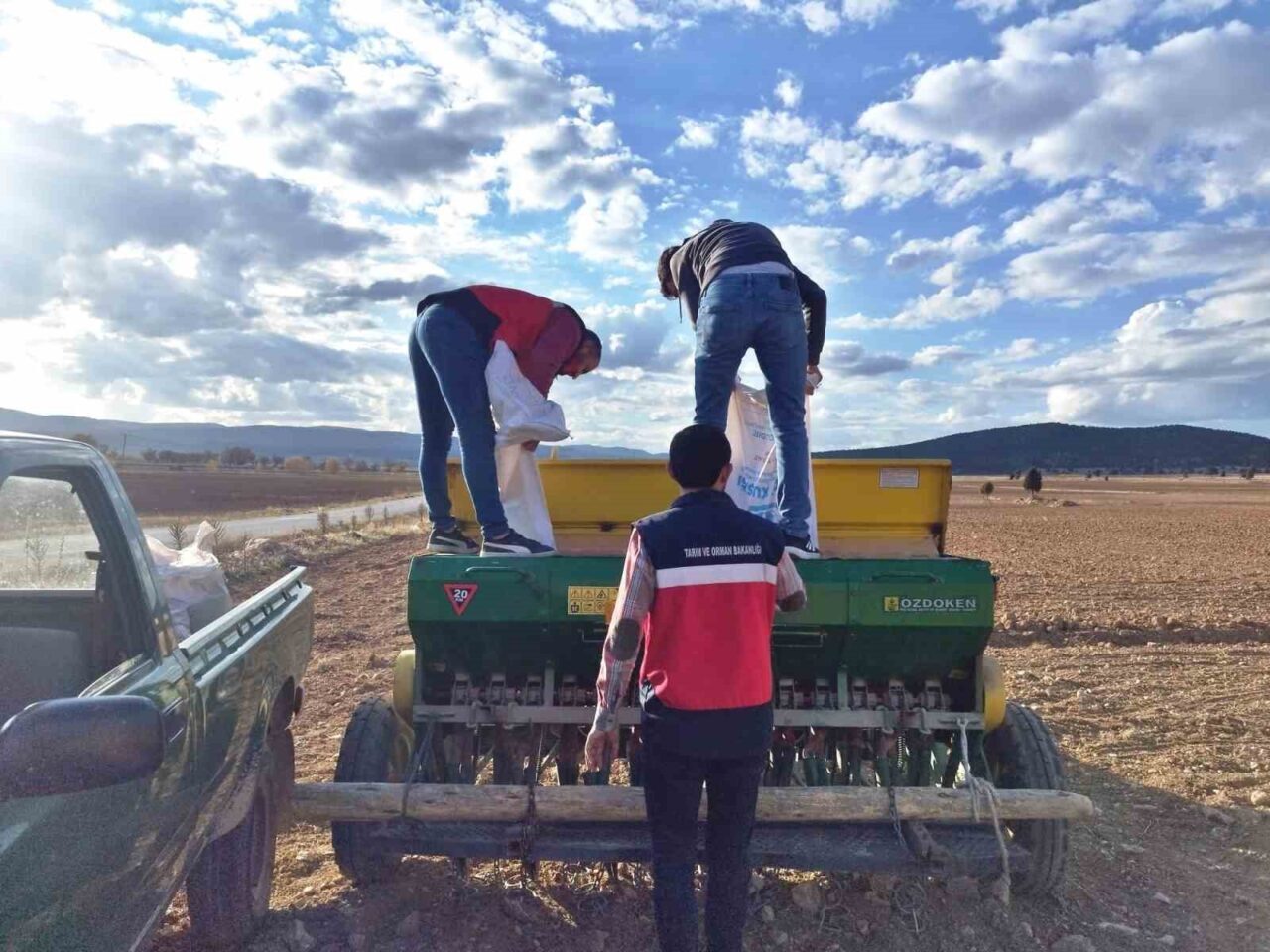 Kütahya'nın Çavdarhisar ilçesinde, İlçe Tarım ve Orman Müdürlüğü tarafından üreticilere