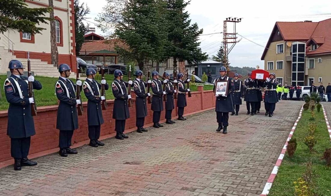 Zonguldak’ta kalp krizi nedeniyle yaşamını yitiren Jandarma Kıdemli Başçavuş Mustafa Yılmaz için tören düzenlendi. Zonguldak'ta, Çaycuma İlçe Jandarma Trafik Komutanlığı'nda görevli 53 yaşındaki Jandarma