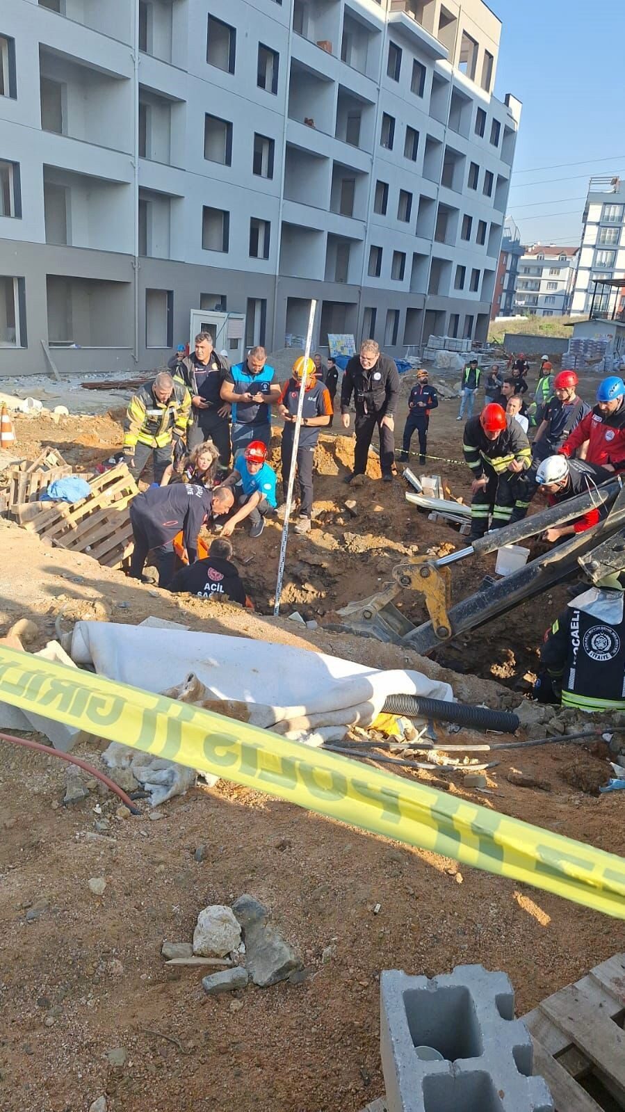 Kocaeli'nin Çayırova ilçesindeki bir inşaatta meydana gelen toprak kaymasında bir