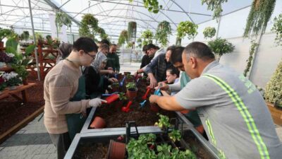 Çayırova Belediyesi Fatma Çelik Engelliler Merkezi'nde eğitim gören özel bireyler,