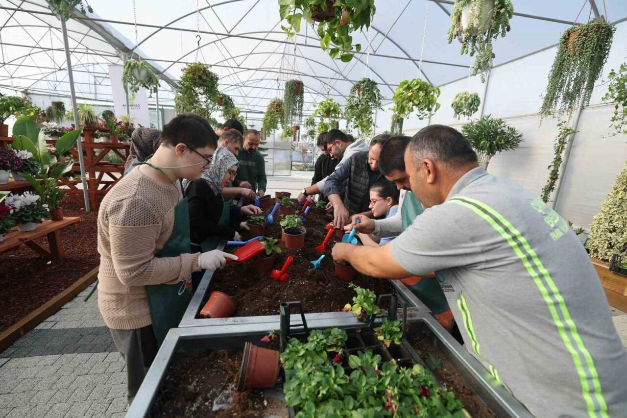 Çayırova Belediyesi Fatma Çelik Engelliler Merkezi'nde eğitim gören özel bireyler,